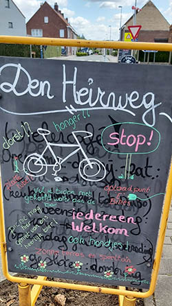 Uitgangbord met promotie over de fietsclub