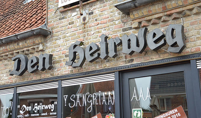 Voorgevel met den heirweg logo