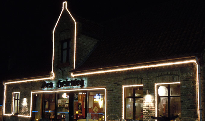 Oplichtende gevel bij nacht