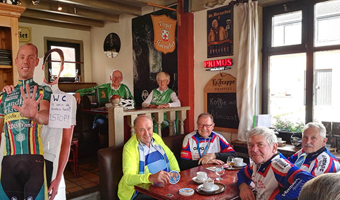 Fietsclub geniet van een drankje na een zware rit