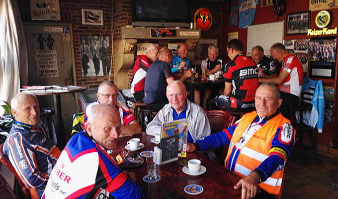 Fietsclub geniet van een drankje na een zware rit