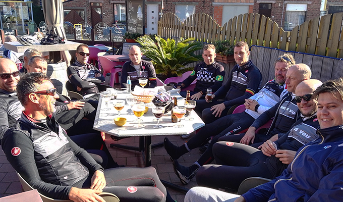 Fietsclub geniet van een drankje na een zware rit