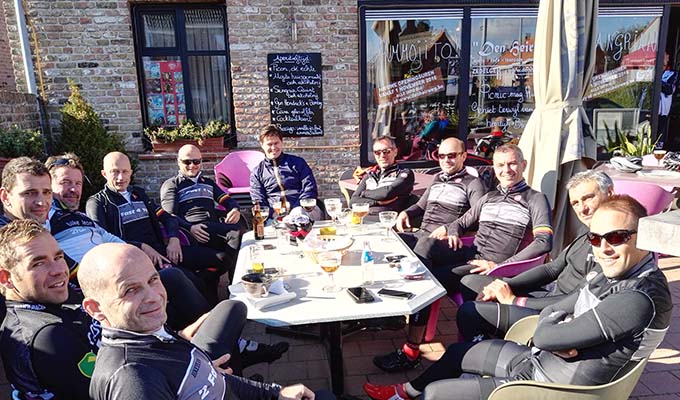 Fietsclub geniet van een drankje na een zware rit