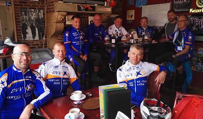 Fietsclub geniet van een drankje na een zware rit