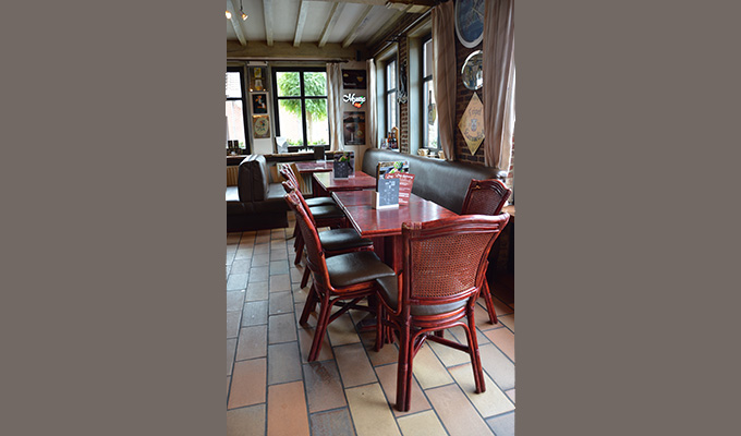 Zitruimte met stoelen en tafels