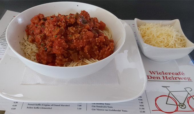 Spaghetti met geraspte kaas